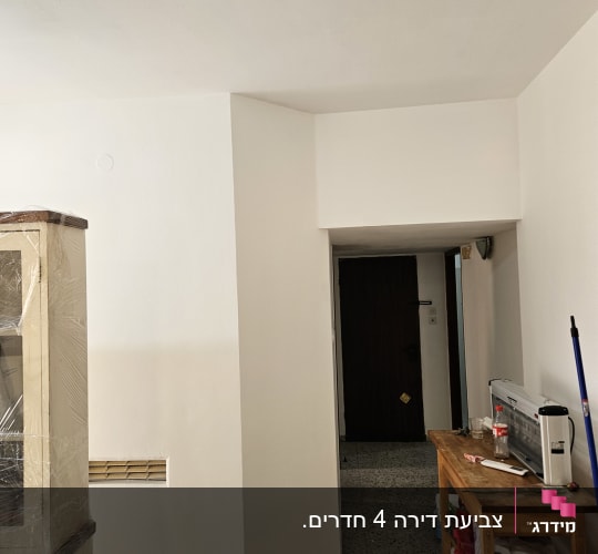 קירות צבועים בלבן עם כלי עבודה על שולחן
